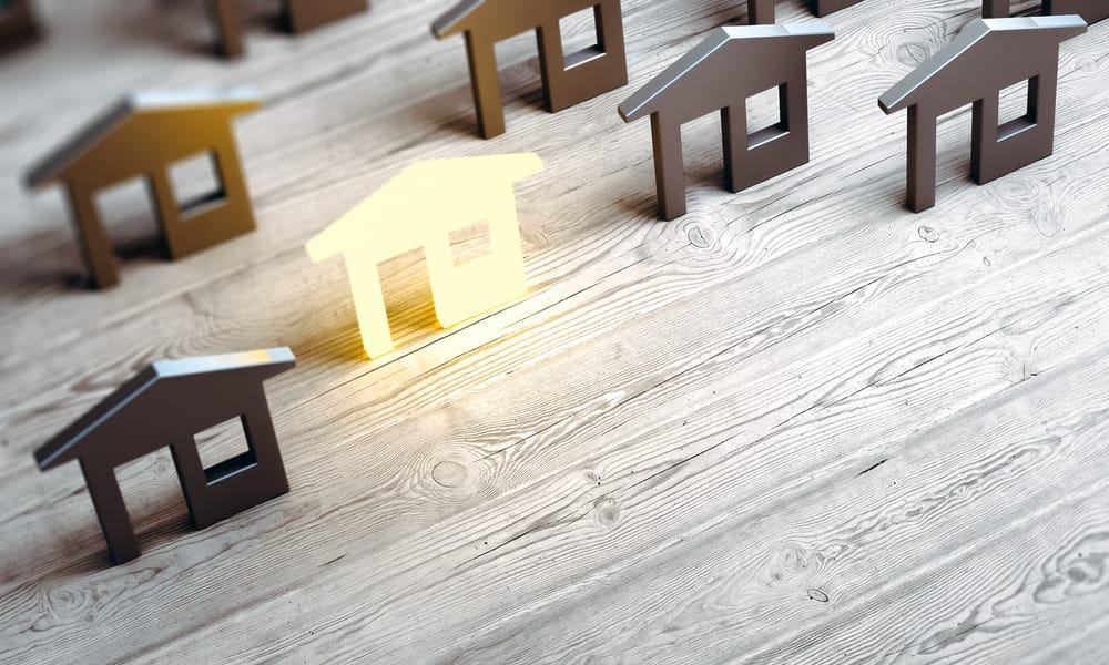 Et hus der lyser blandt andre hus symboler.