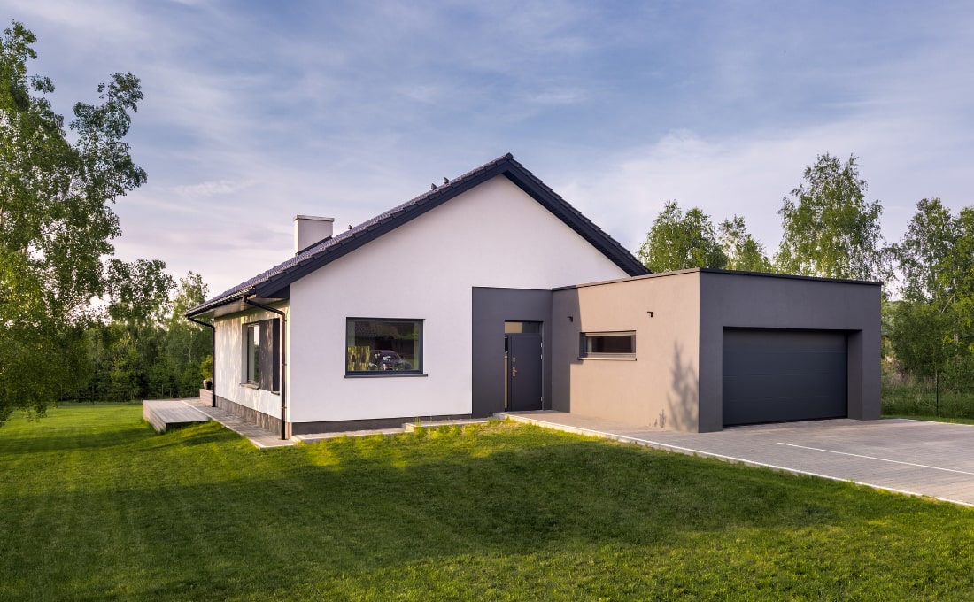 En illustration af et hvidt hus med garage tilbygning.