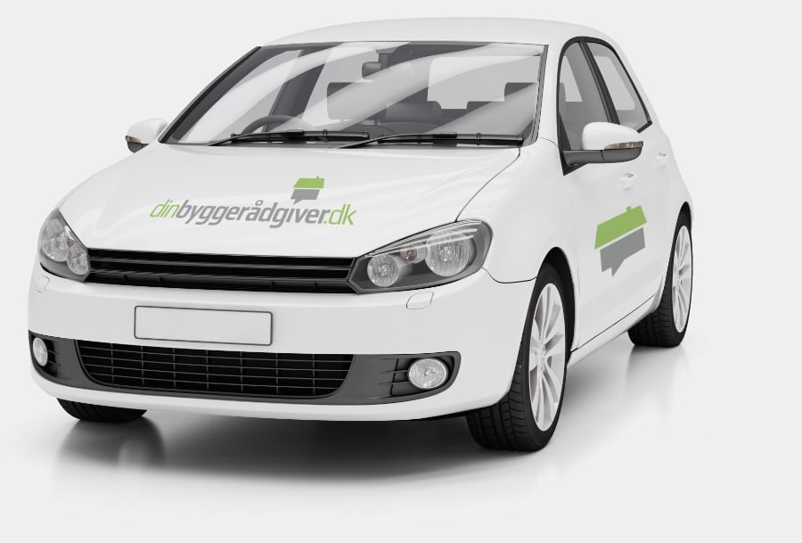 En hvid bil med Dinbyggerådgiver.dk logo.